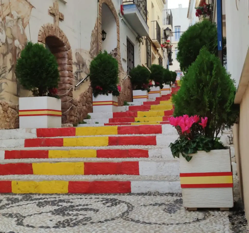 calle puchalt de calpe, la calle con más banderas de españa