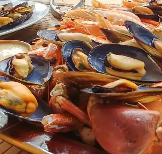 comer marisco en el puerto de calpe